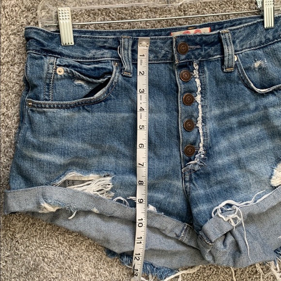 We the Free Romeo Rolled Distressed Blue Jean Shorts Size 30 - Picture 6 of 10